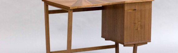 Desk in Walnut