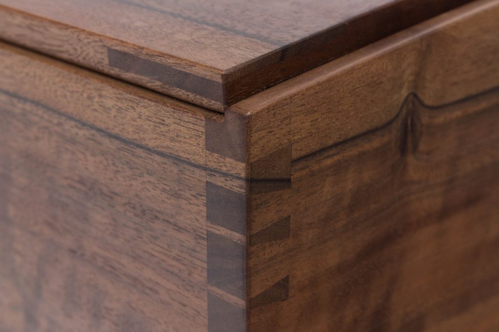 Curved lid dovetail box