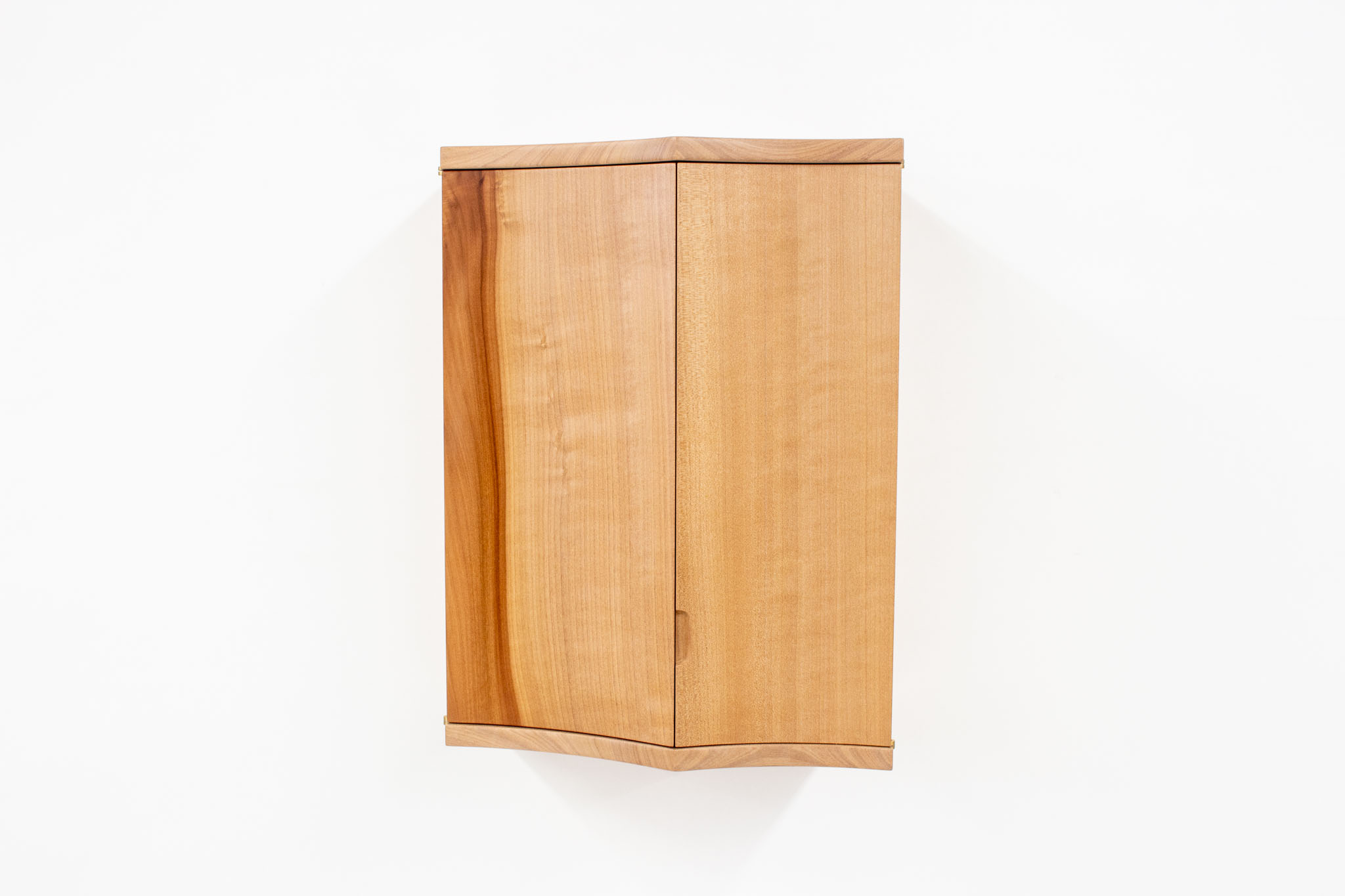 Detro Madrone Wall Cab